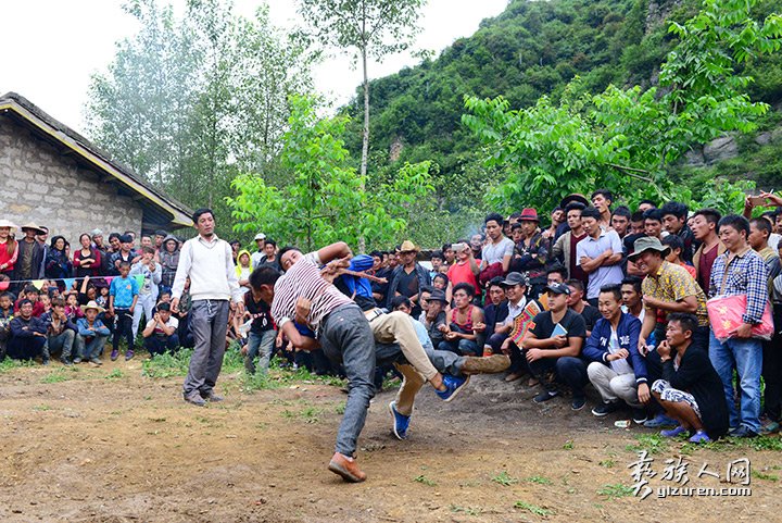 2016年凉山州昭觉县甘多洛古乡果阿丁村举行首届剪羊毛节