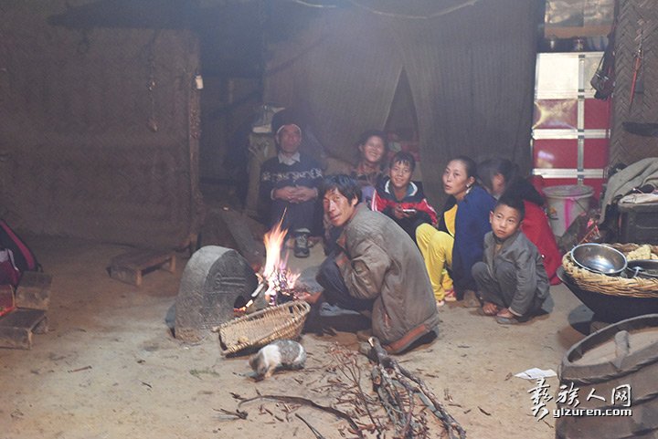 2016年凉山州昭觉县甘多洛古乡果阿丁村举行首届剪羊毛节