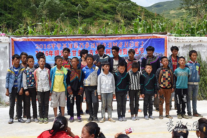 2016年凉山州昭觉县甘多洛古乡果阿丁村举行首届剪羊毛节