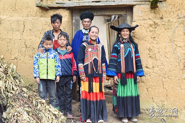 2016年凉山州昭觉县甘多洛古乡果阿丁村举行首届剪羊毛节