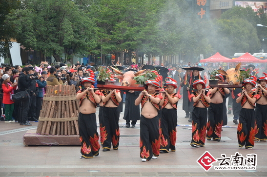 歌舞《祝福——罗婺文化传真情》在昆明南屏街展示古滇彝族风情