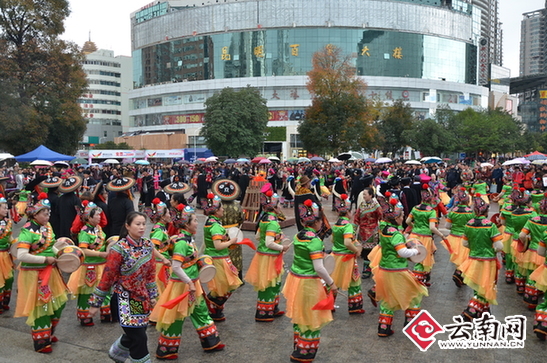 歌舞《祝福——罗婺文化传真情》在昆明南屏街展示古滇彝族风情