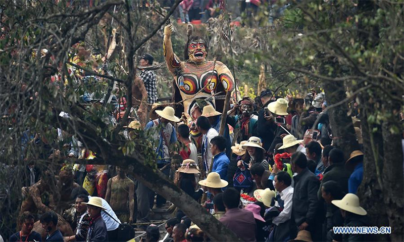 The The "god "of fire is carried into the venue of local Yi people