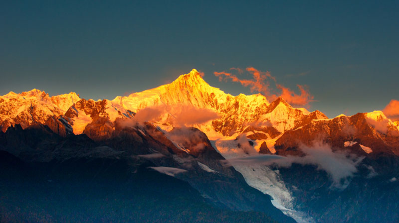 梅里雪山--日照金山，-7点多钟，太阳出来了，外面一片晴朗，整个梅里全景就在我的眼前，那种感觉很难形容！拿出相机一阵狂拍，心情大好！让我没想到的是，我看到了日照金山，真是太幸运了，看着太阳冉冉升起，照亮整座梅里，这个景色也是我用语言难以形容的。