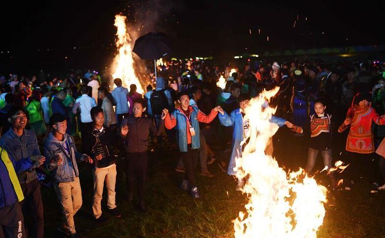 四川凉山彝族火把狂欢夜 彝族群众点燃火把同外地游载歌载舞